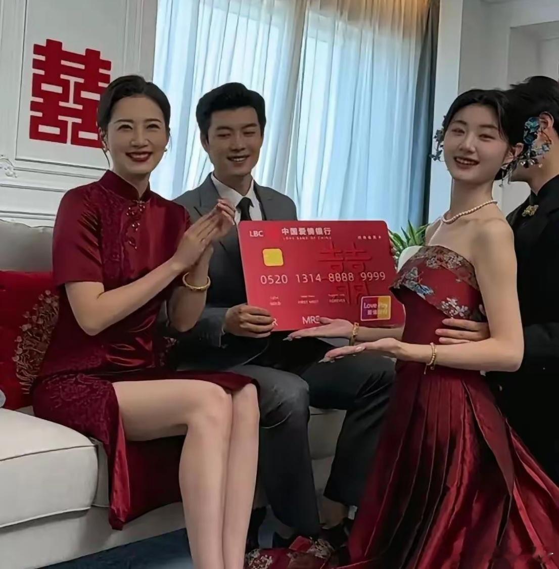 某地婚礼，婆婆的气场竟盖过儿媳。