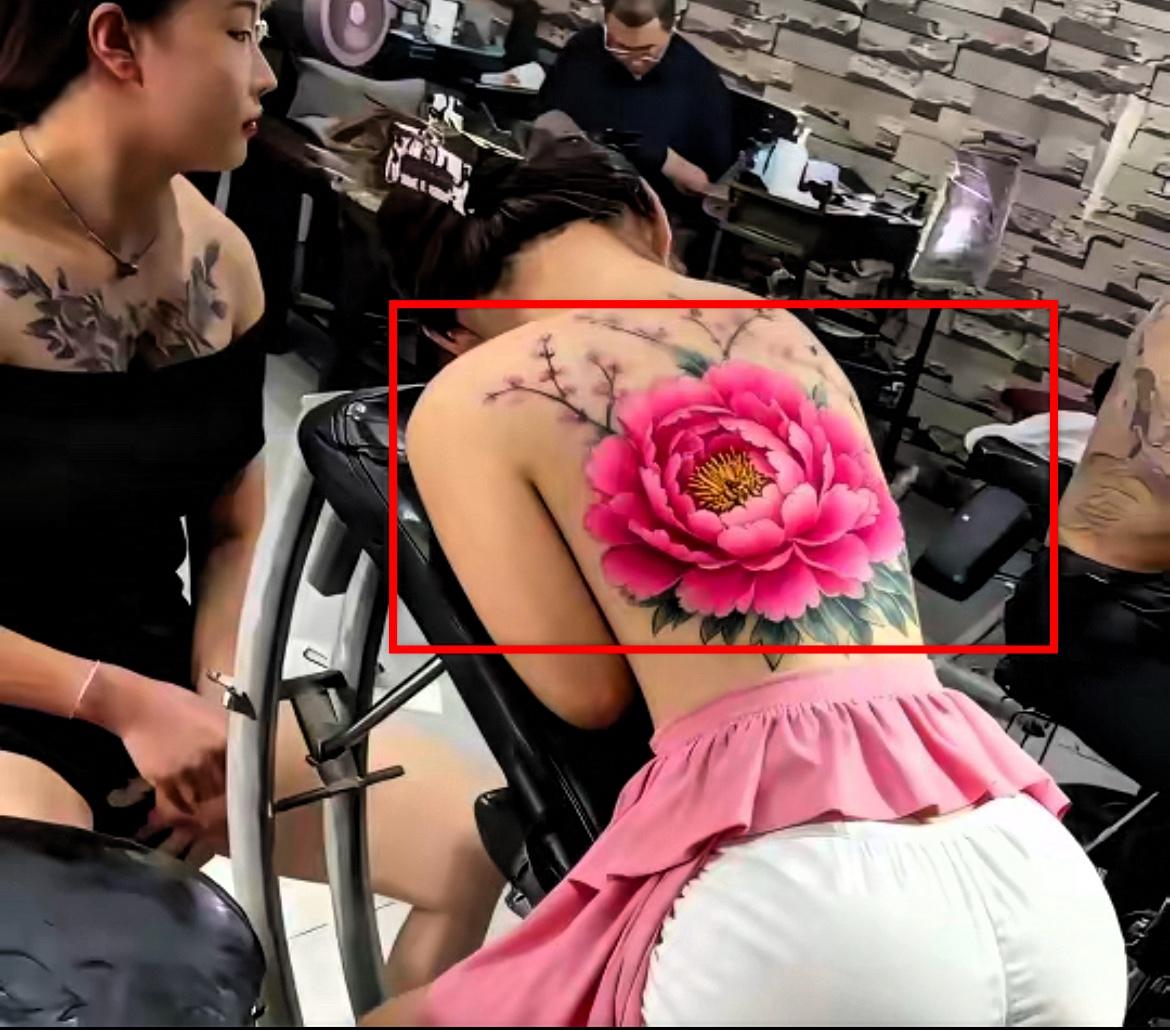 我天！纹身店这随手拍的画面也太绝了吧！谁看了不得惊呼一声“敢”！一位女生后背