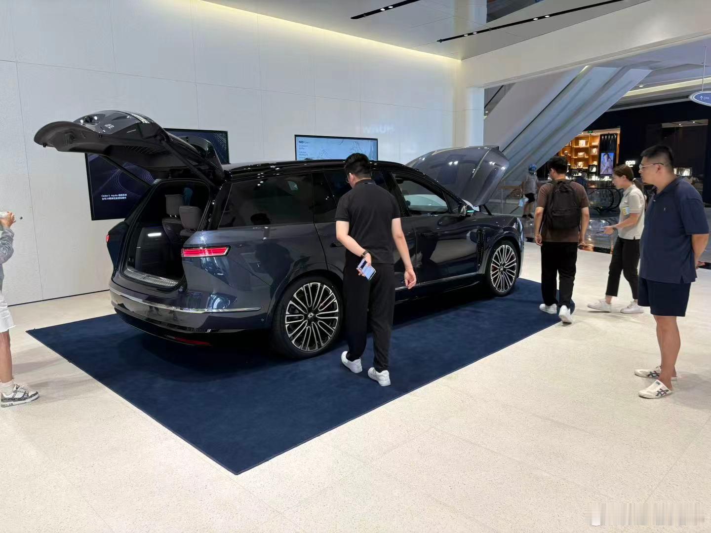 现在网传蔚来全新ES8小订数量超过3万了，这是路边社数据，并不是官方。我想说不论