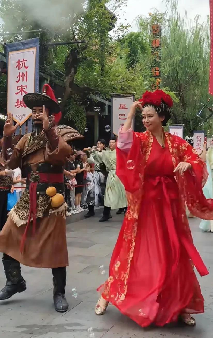 60后女星翁虹再度呈现经典猫妖造型，动作灵动，状态极佳！这般认真的态度实在是太敬