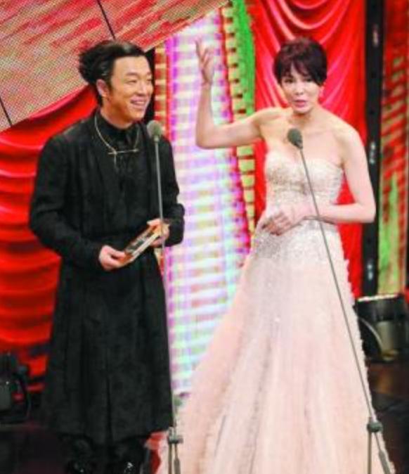 蔡康永彻底不装了！最近用行动表明立场，以前是用语言，2013年金马奖颁奖礼上黄渤