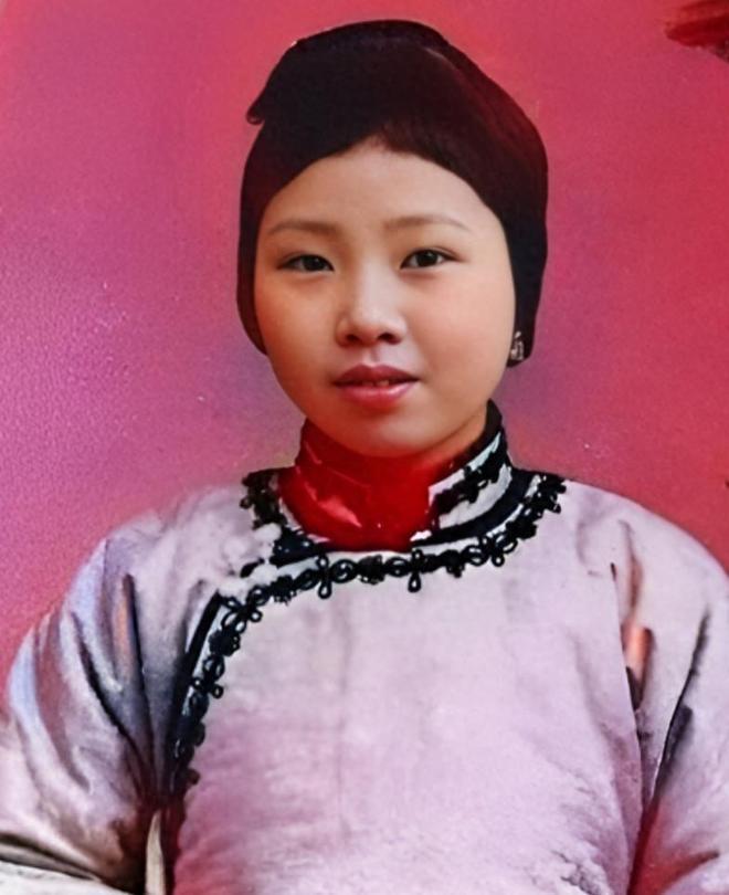 1904年,杭州城里最富的章家,小姐章兰娟出嫁,陪嫁是三进豪宅+上万两白银。新郎