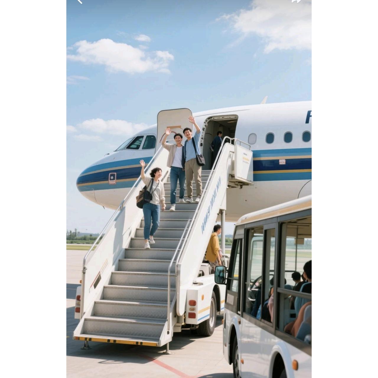 快到春节的时候，有个视频在网上火了——一位妈妈因为机票超售，被孤零零地留在了机场