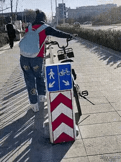 说他聪明吧，她又这样，说她笨吧，她又认识字。