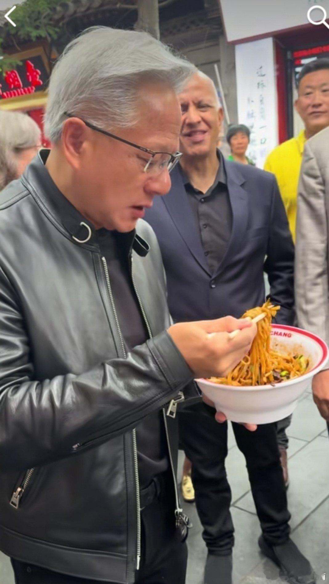 【左右为难的黄仁勋】黄仁勋这次北京行，表面是穿皮衣逛胡同、吃炸酱面喝蜜雪冰城，被