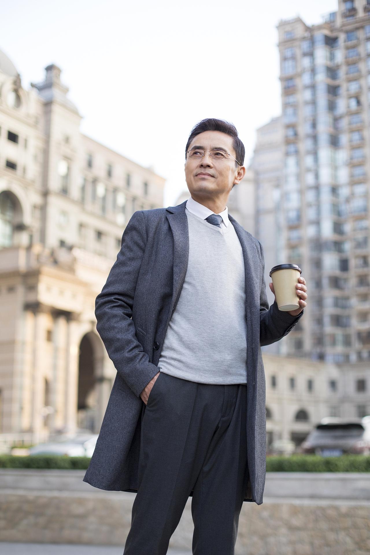 男人40以后，保温杯里少不了的九样，第一样是桑葚干，第二样是枸杞子，第三