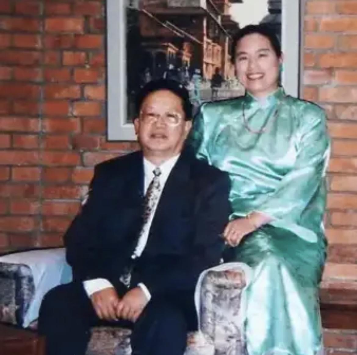 2005年，中国驻尼泊尔大使馆的外交官朱敏才退休后，瞒着子女们，偷偷带着妻子离开