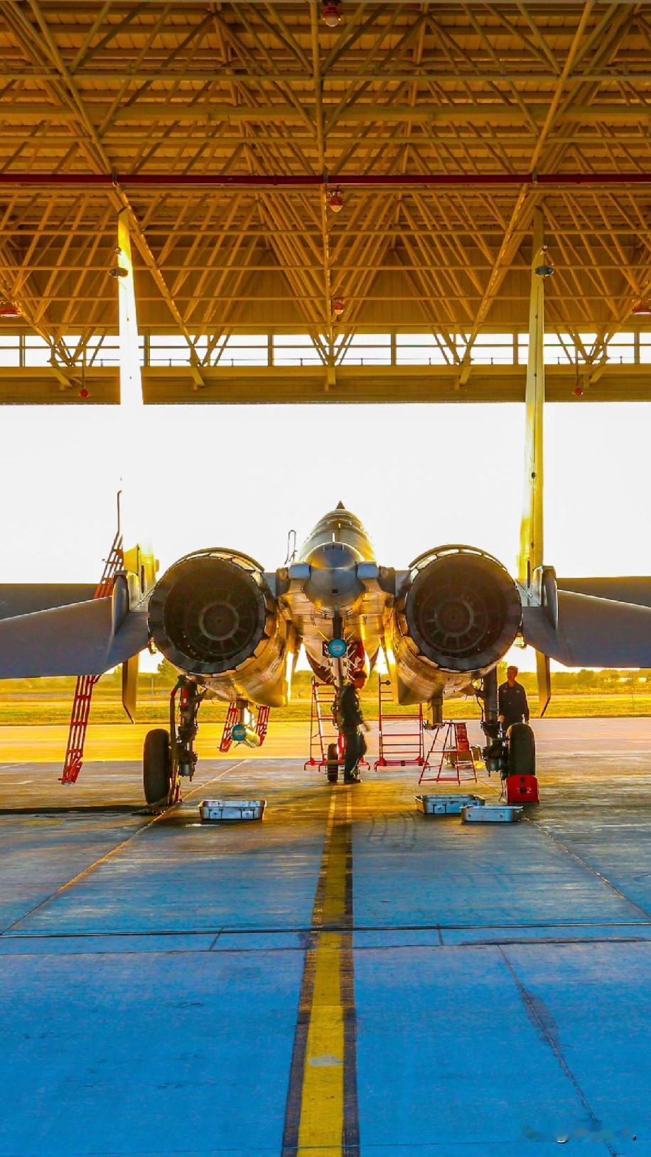 歼16机棚保养细节公开，挂架上的霹雳15和机务的干净要求，谁看了不点赞？歼1