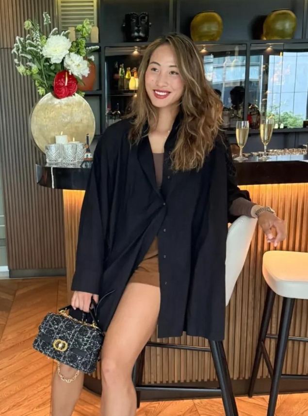 法网郑钦文:赛场内外皆闪耀，酒店穿搭惊艳众人