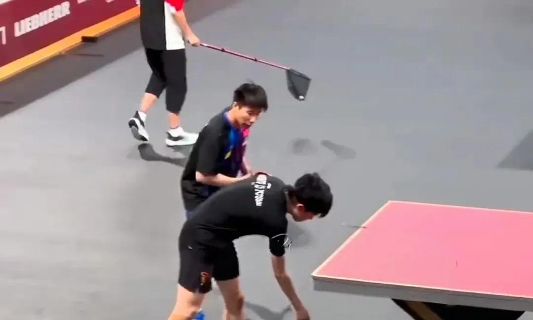 昨天王楚钦在多哈备战世乒赛时去陪练男双上了热搜，而且很长时间高居不下。世乒赛明