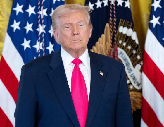 摊牌的时刻，已经到了！一夜之间，特朗普连发五道金牌，直接把“中美博弈”的遮羞布撕