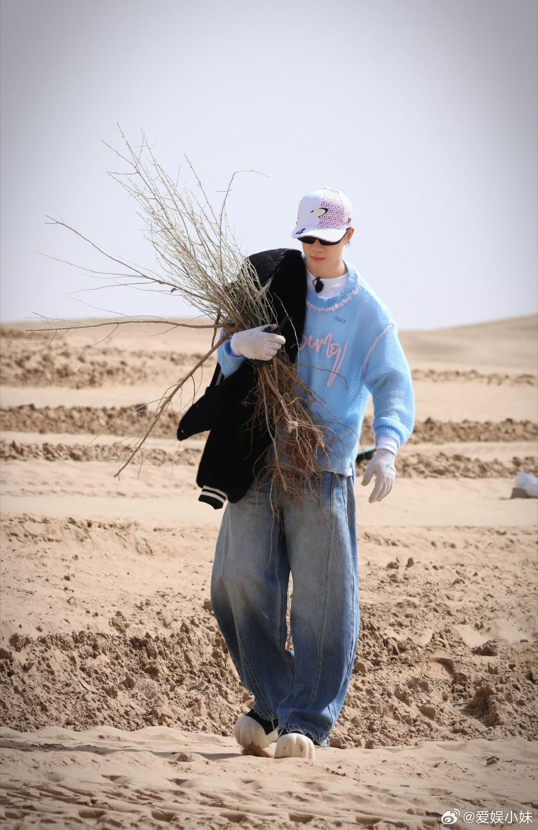 种地吧沙漠开工现场十个勤天来到于田县沙漠开工，认真学习种植沙漠玫瑰，用自己的行