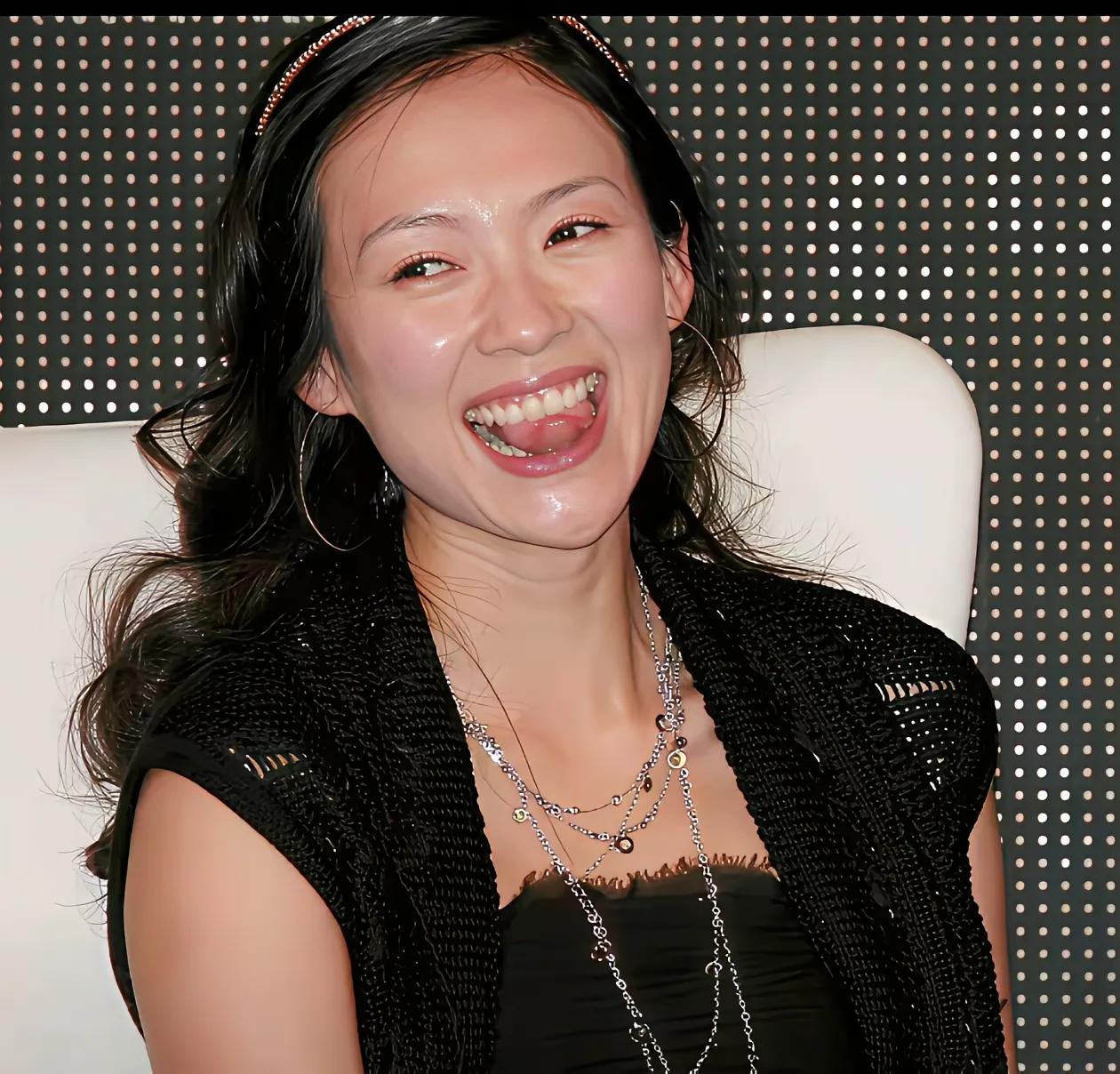 章子怡好歹是国际影后，平时出席活动怎么就不注意点形象呢，这么大岁数了还喜欢吐舌头