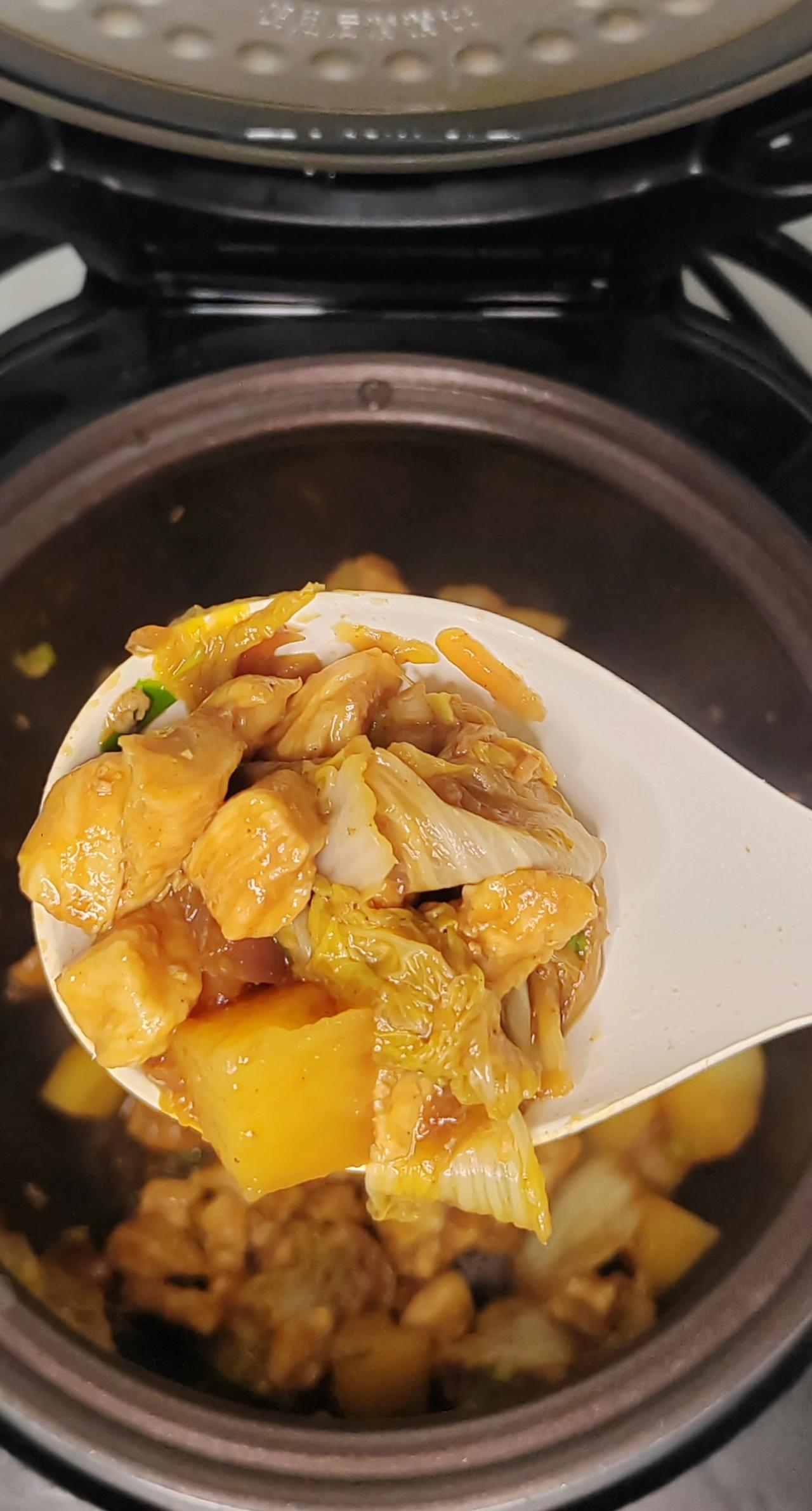 🍚用电饭锅做减脂餐真的太方便了！今天做的鸡肉白菜煲，低卡又美味，饱腹感超强～