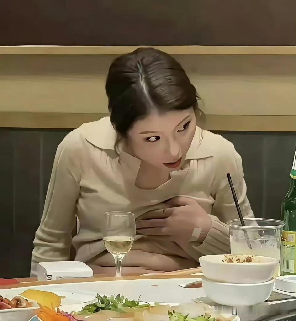 美女小姐姐说她有六块腹肌，一秀出来好像说的也没错。​​​