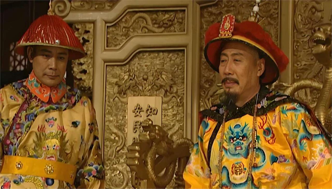 1735年八月二十二日深夜，圆明园里突然传出急促的脚步声。大学士张廷玉刚躺下，就