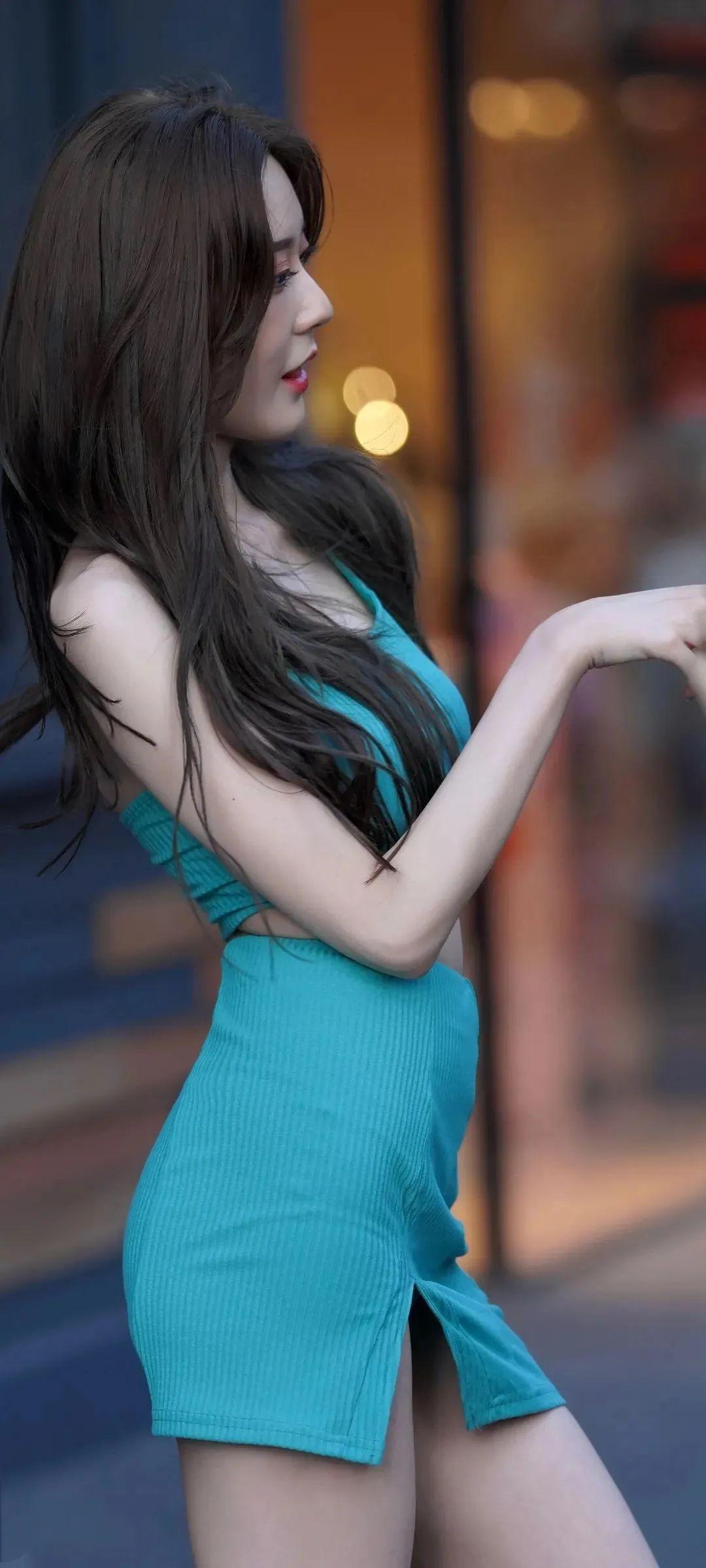 笑话：村子里一个寡妇，巳年过六十，只有一个儿子，多年前去城里打工，一没有文凭，二