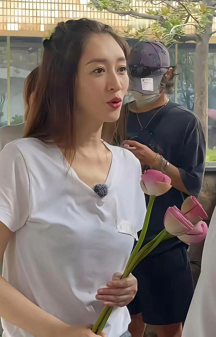 李小冉的状态真的绝了，气质温婉又紧致，完全看不出岁月痕迹，越活越有魅力