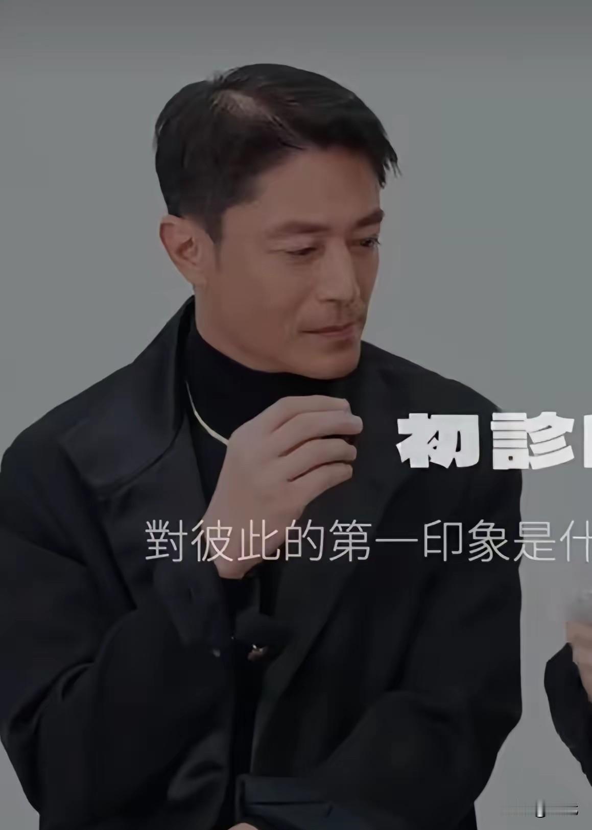 霍建华的头顶发缝变宽了，感觉他这几年衰老得挺快啊！看采访画面，头顶发缝肉