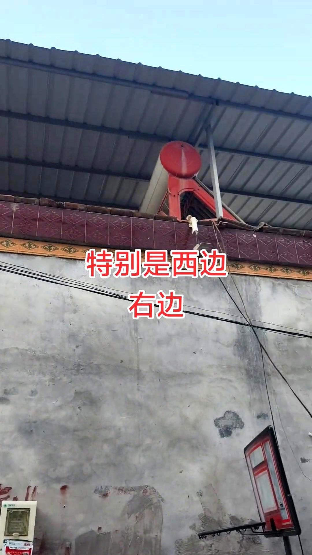 农村自建房别踩雷！2025年雨季来临，院墙西侧开口棚成安全隐患重灾区，千万别