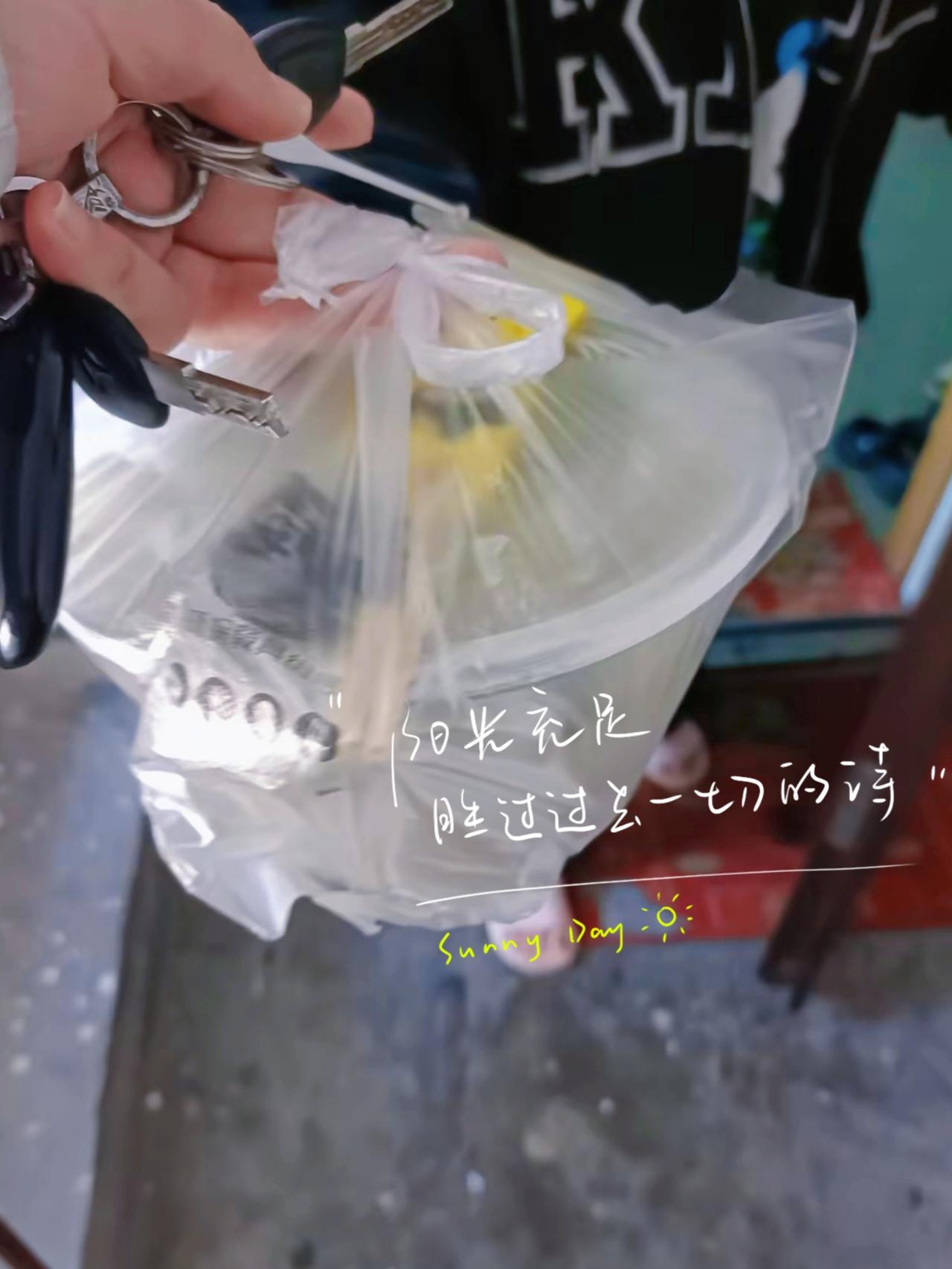 老公曾是房产中介里的能人，五家分店开得风风火火，谈业务时意气风发；如今却在上海的