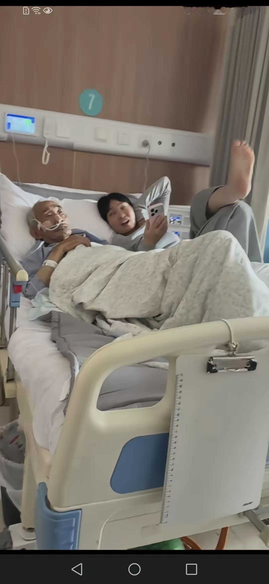瞬间刷屏！病房这一幕看哭无数人：最好的孝心，从不是钱，而是不嫌弃真的被这一幕