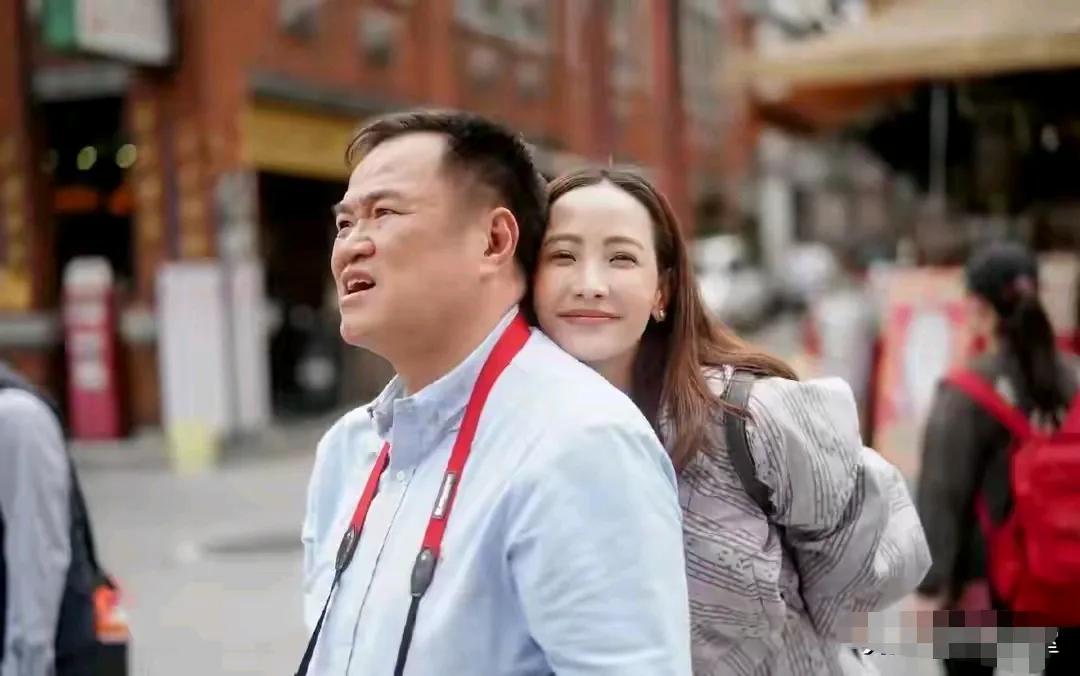阿努廷妻子依靠着他笑得好甜蜜哦，相差20岁的他们婚姻看起来挺幸福的。就是不知为什