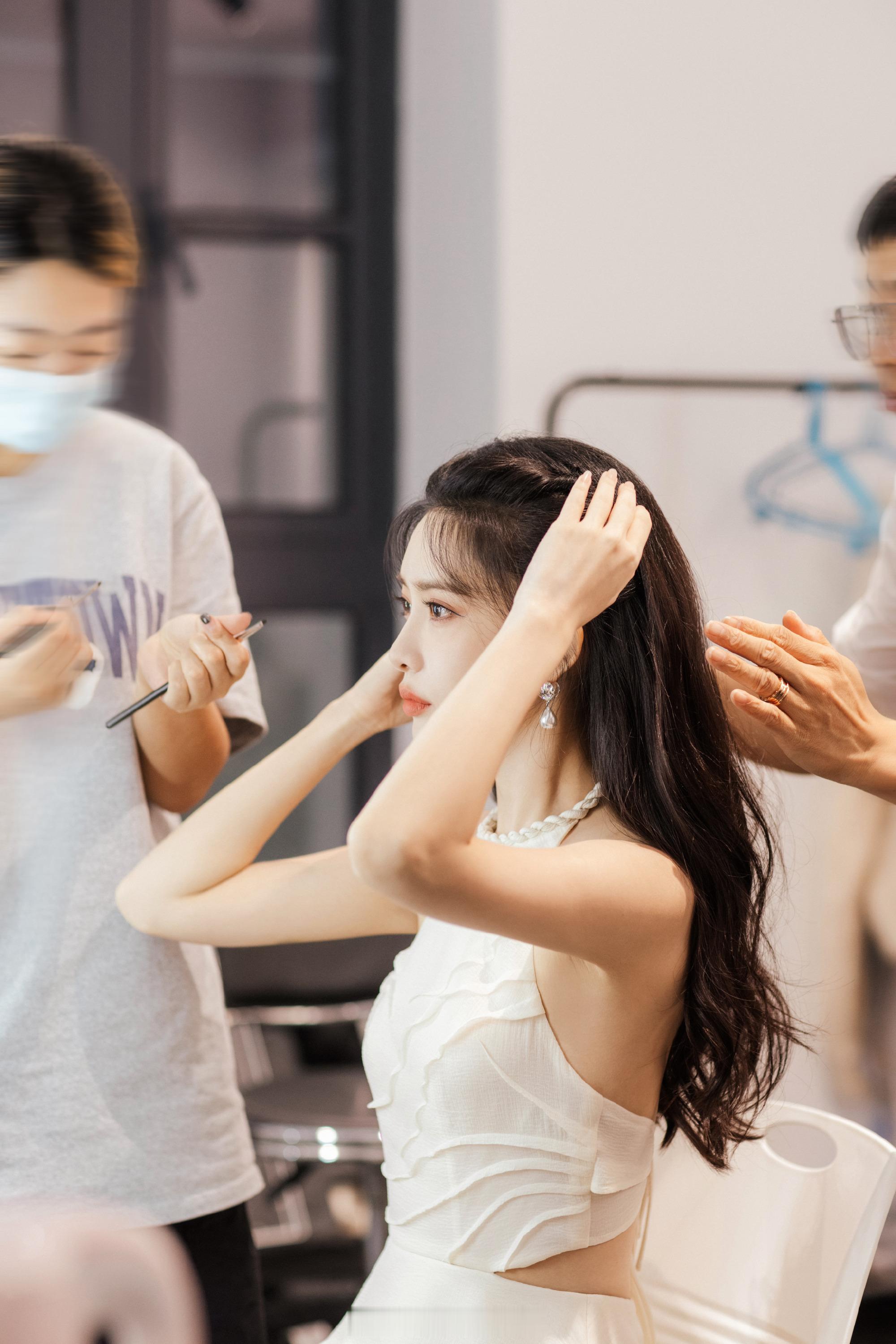 孟子义白色挂脖裙写真​​​