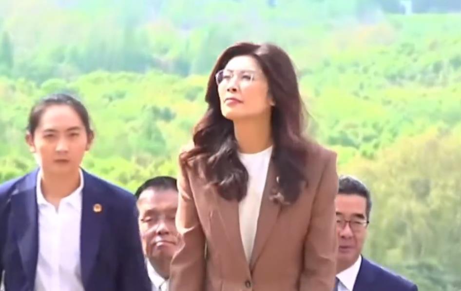 今天，4月8日，一大清早，郑丽文就带着随行团前往南京中山陵谒陵，庄重缅怀孙中山先