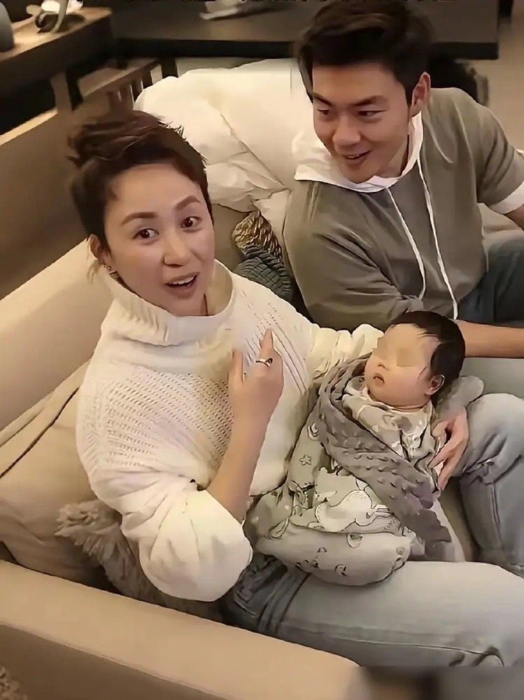 老公在家带娃，马丽在外狂赚193亿。有人骂他软饭男，我却觉得这男人才是真的活明白
