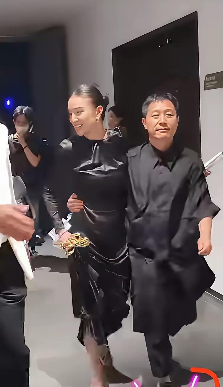刘亦菲没得奖，我忍了闫妮第七次陪，我也忍了搂着宋佳大步前行的黑衣男子，实在忍
