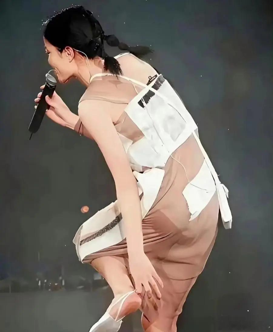 王菲的时尚真不是盖的，引领时尚潮流，很早之前就已经开始穿隐形船袜