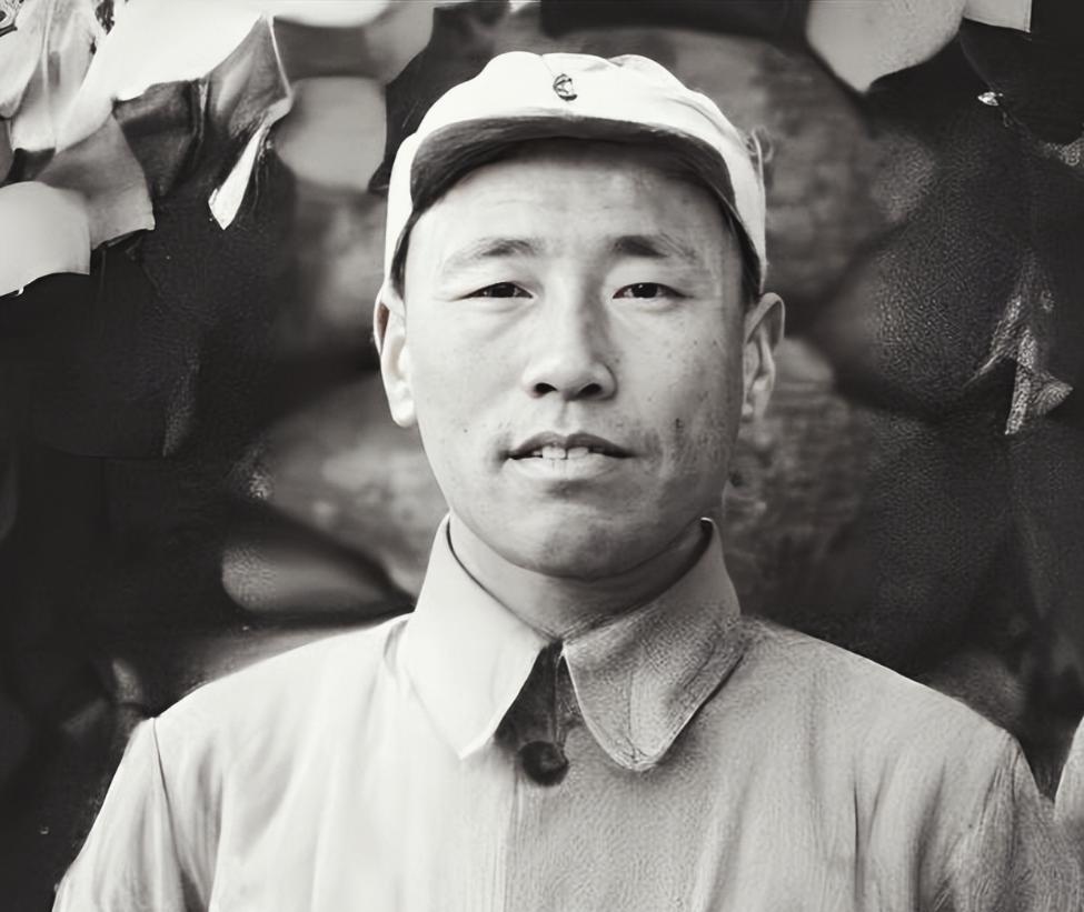 抗战中，八路军军区副司令黄骅正开会，手枪队长冯冠奎走进来，黄微笑示意对方坐下，不