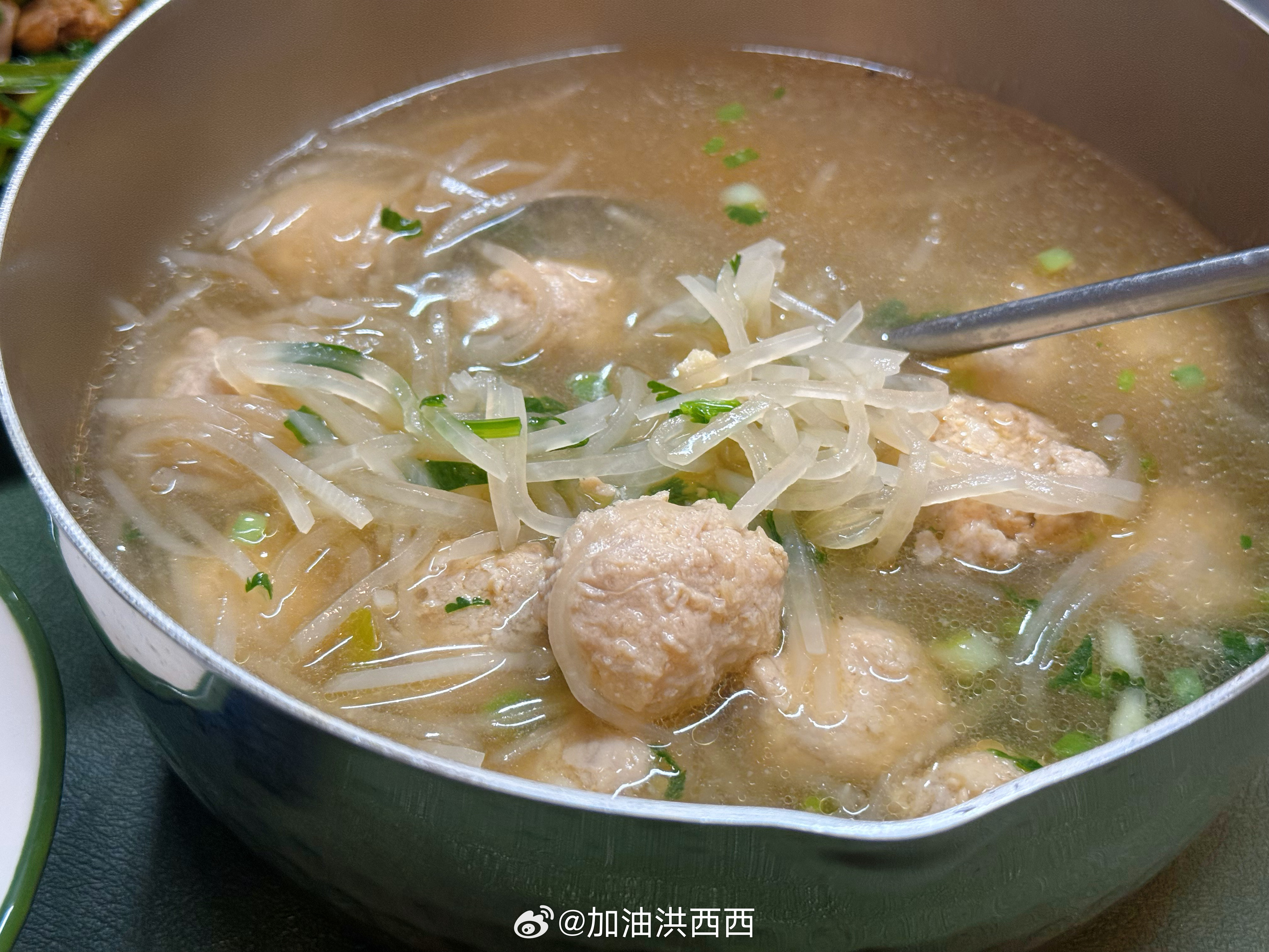 今日吃饭plog：晚上回家自己汆丸子，做了萝卜白菜汤，喝完超级暖。冰箱清零计划翻