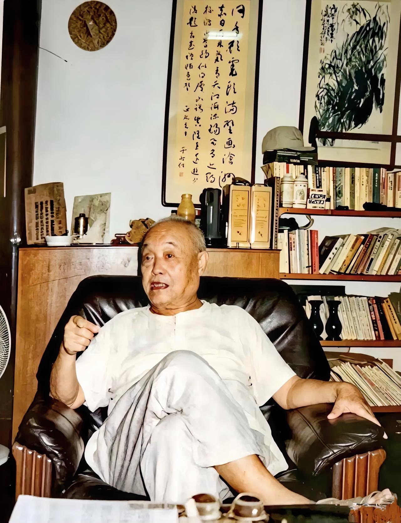这是国民党军统特务、台湾保密局高级特工，外号“活阎王”的谷正文在他家里的照片。