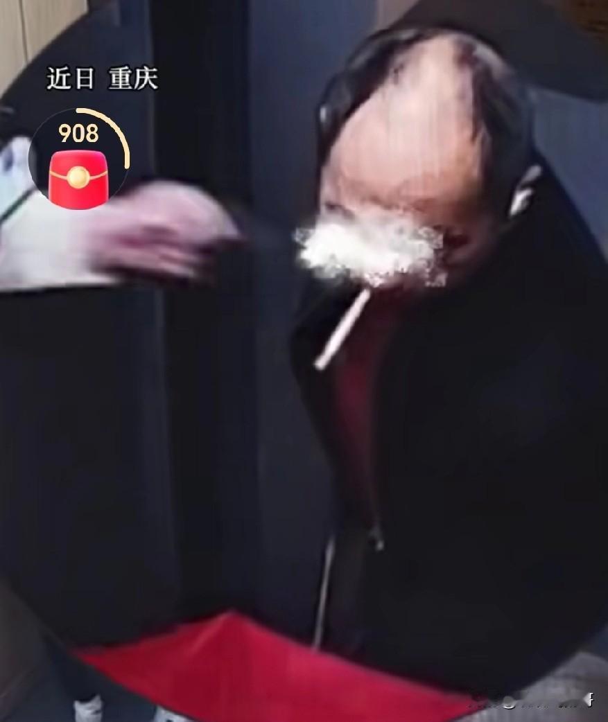 干得漂亮！刷到一个视频，一个年轻人进入电梯，随他一起进出入的，还有一个