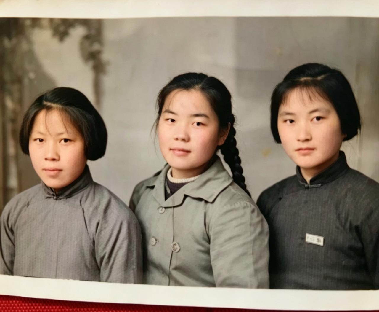 这是母亲在北京的一家照相馆，跟串联的同学们一起的合影。那时候，她们从河
