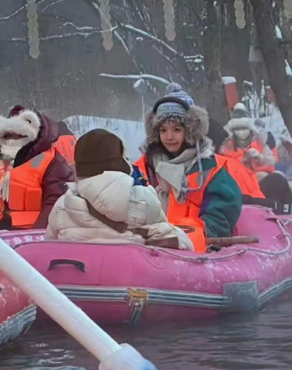 长白山偶遇章若楠玩漂流章若楠太美啦，在长白山玩得开心呀