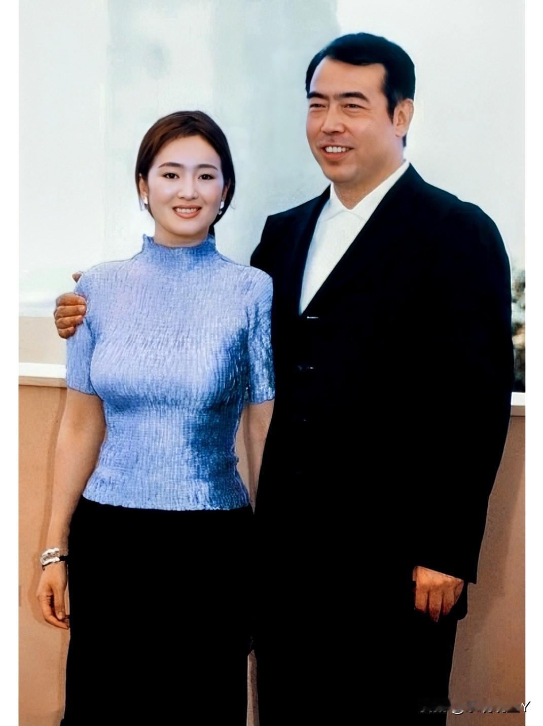 这是巩俐与陈凯歌的一张合照，拍摄于一九九六年，地点在法国戛纳。巩俐当时三十一岁，