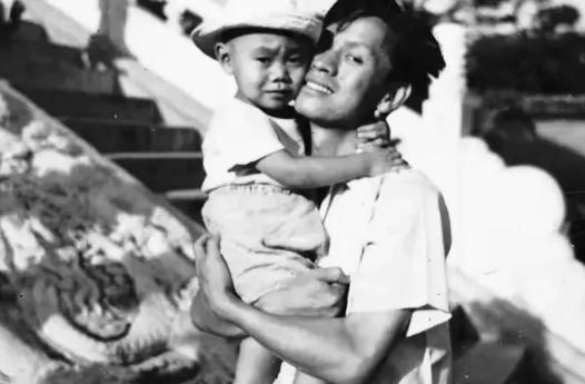 1959年，他趁妻子出差，把一管液体灌入刚满一岁的儿子嘴里，看着儿子天真的笑容，