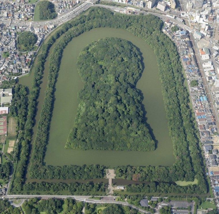 日本有三座陵墓，死活不让挖。最大的那个叫仁德天皇陵，全长486米，比秦始皇陵还