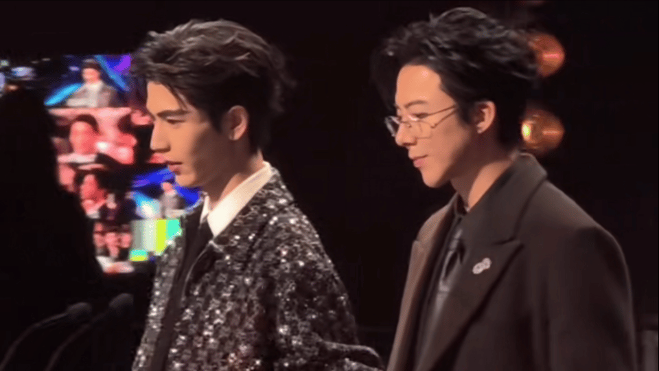 哈哈哈哈哈张凌赫跟刘宇宁的身高一米八是真的毋庸置疑的，两位同时上台的第一件事就是