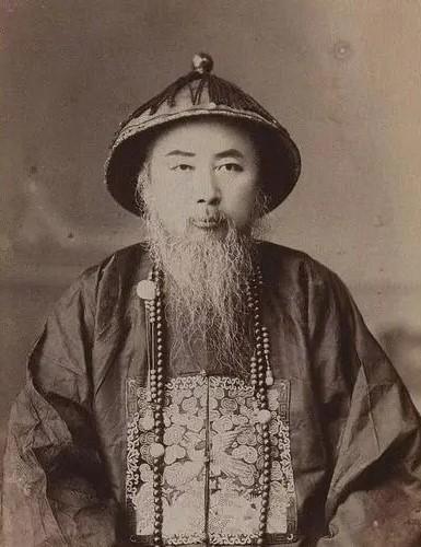 晚清名臣梁鼎芬被贬职后，他嘱咐好友文廷式帮忙照看妻子，结果妻子与对方走到一起，还