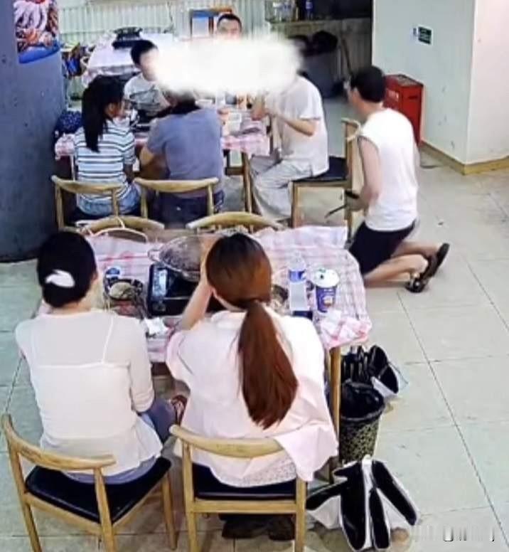 直接报警就好了犯不着给小人下跪！近日，武汉一家自助火锅店老板，当着餐厅所有食客的