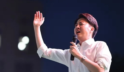 万万没想到，金文洙急得像热锅上的蚂蚁！朴槿惠能否劝说“儿子”李俊锡，成为安哲秀第