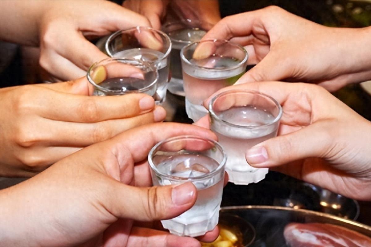 男性喝酒后，若频繁出现4种异常，证明已不适合喝酒，赶紧戒了吧喝酒伤肝大家都知