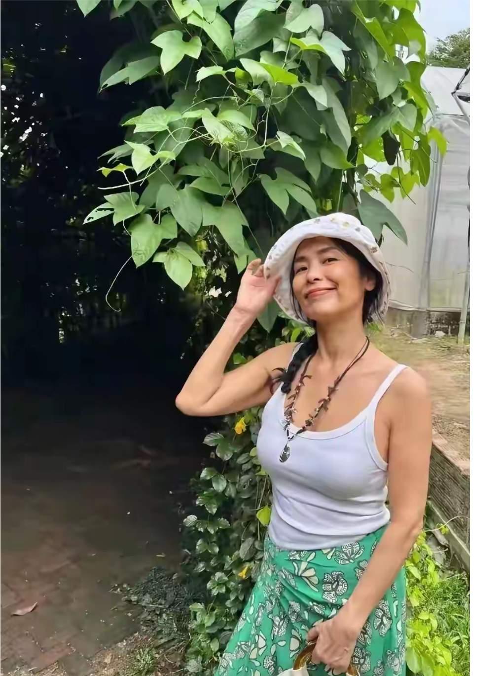 61岁的韦唯如今在泰国享受着世外桃源般的宁静生活。她远离喧嚣，回归自然，每日与田