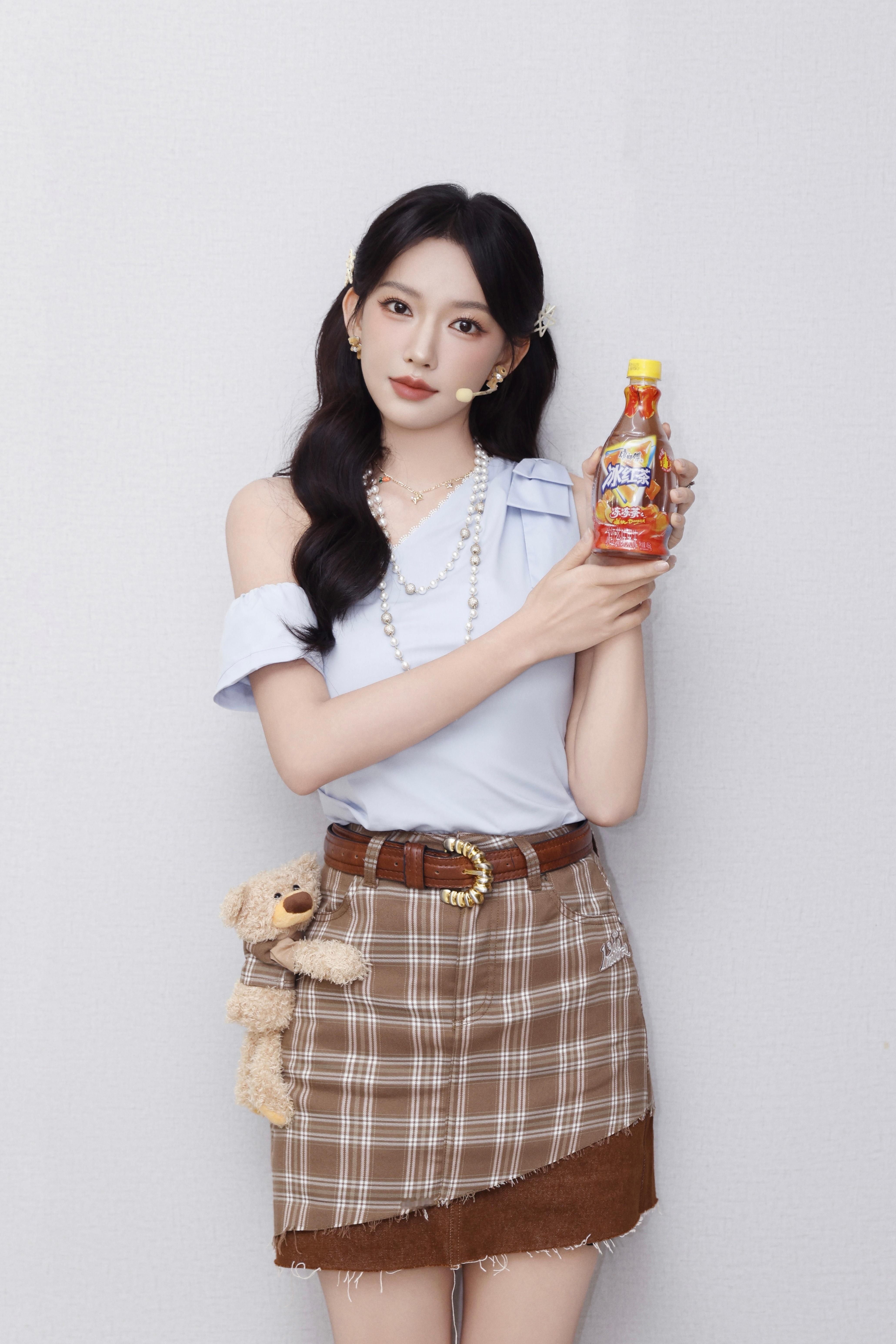 程潇冰红茶最新物料：康师傅更新直播照片两张​​​