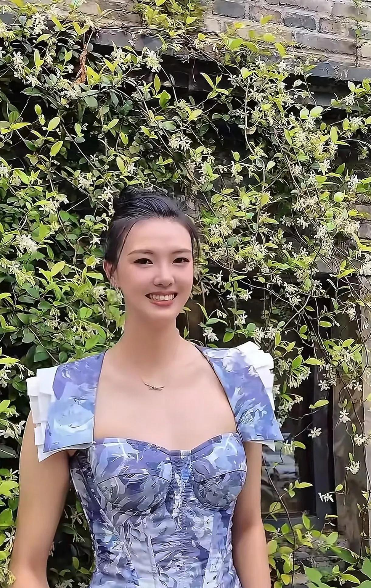 女排大将张常宁拍摄一组性感写真。低胸装+超短裤的性感着装，让身高1米95的她化身