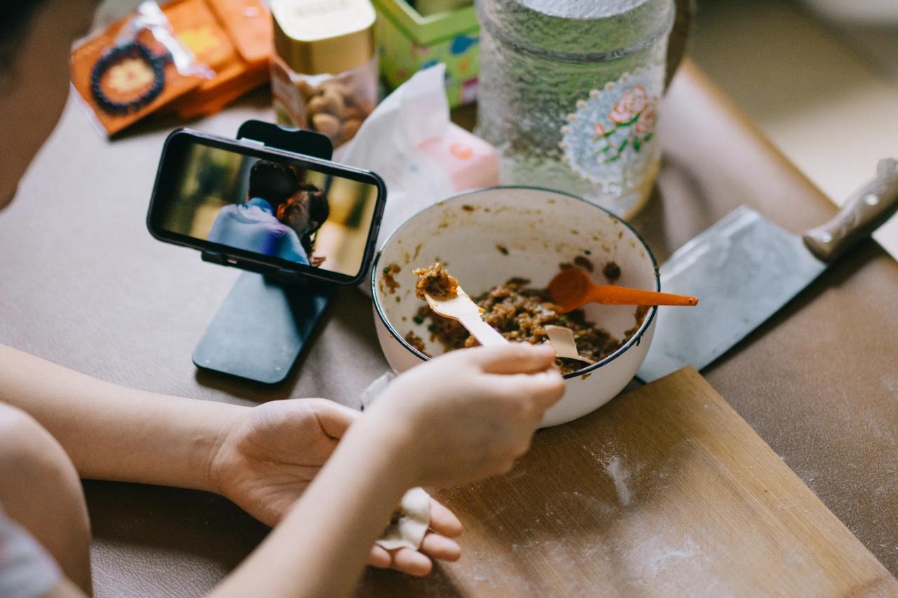 咱们常聊的“工资够不够日常花”，国家统计局2025年前三季度数据给了答案：全国居